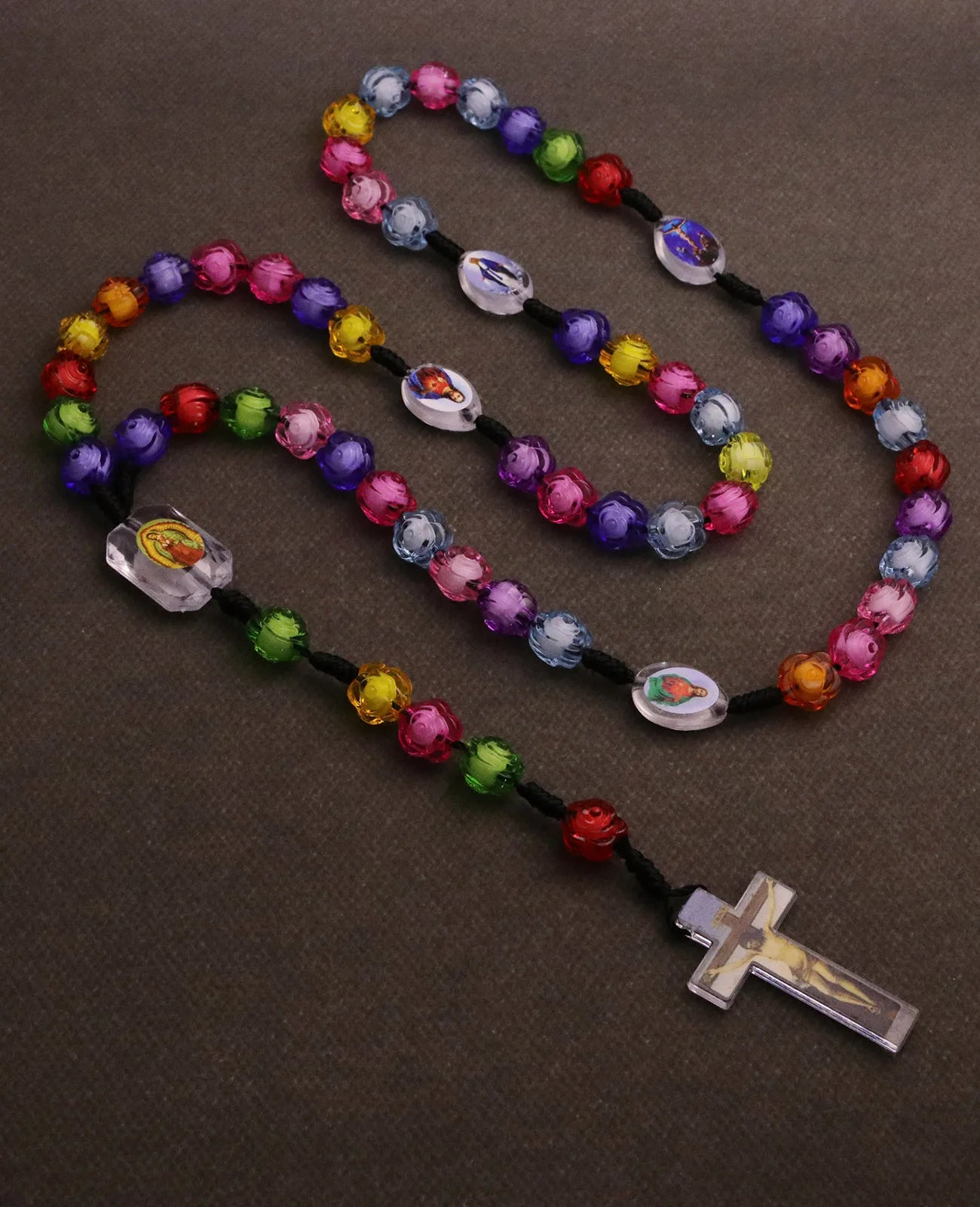 Collier Rosaire Chrétien en Perles Acryliques Colorées avec Pendentif Croix