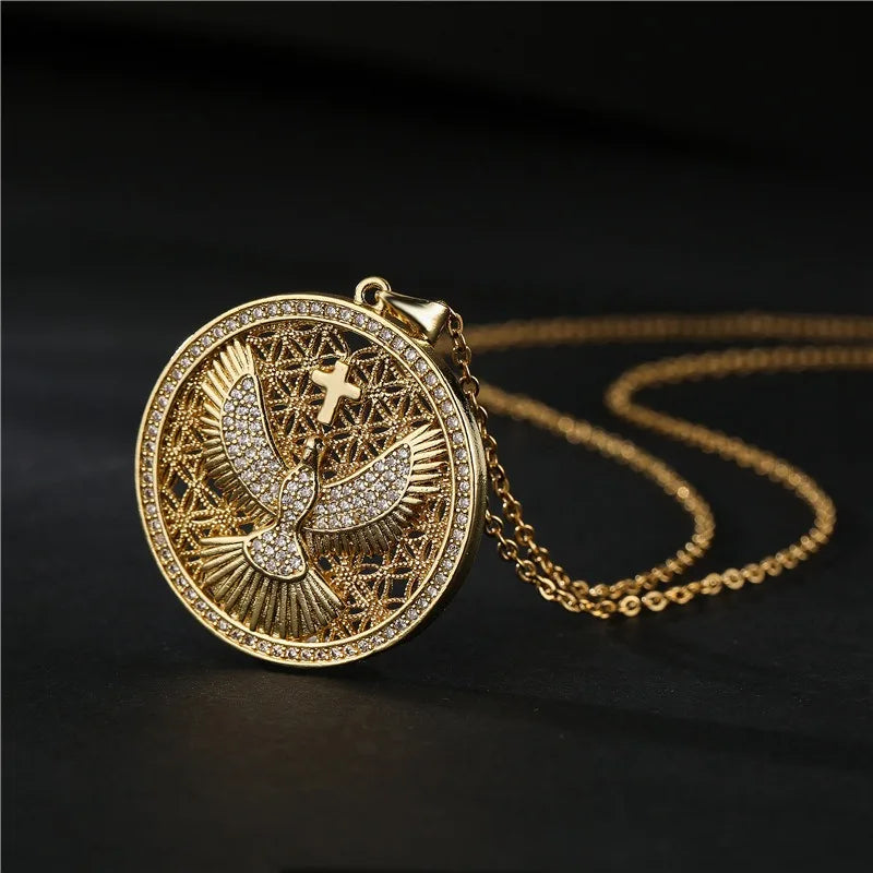 Collier Femme Esprit Saint Doré 18K – Pendentif Oiseau Sacré avec Croix et Chaîne Délicate