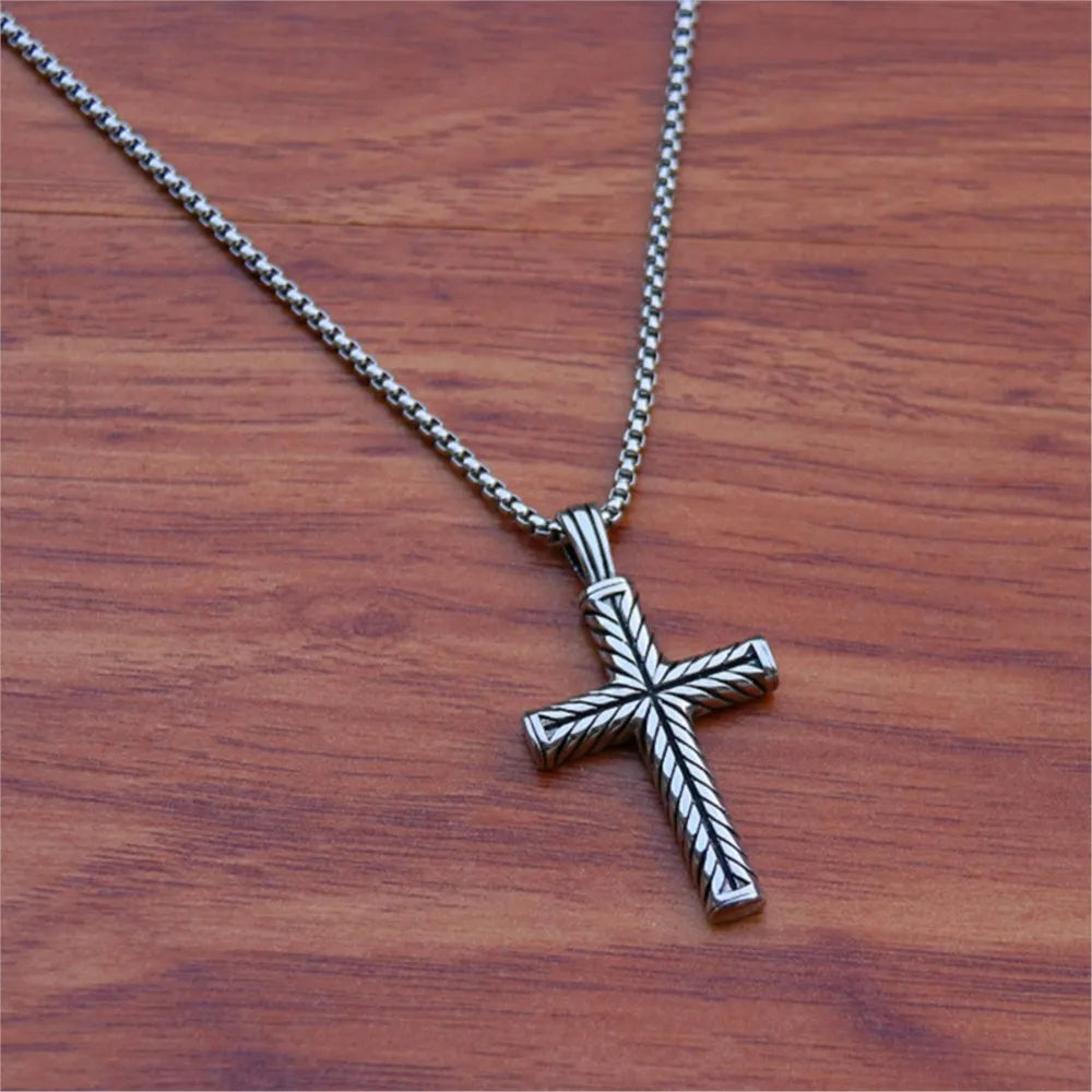 Collier pendentif croix torsadée en acier inoxydable – bijou chrétien unisexe
