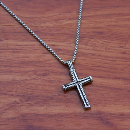 Collier pendentif croix torsadée en acier inoxydable – bijou chrétien unisexe