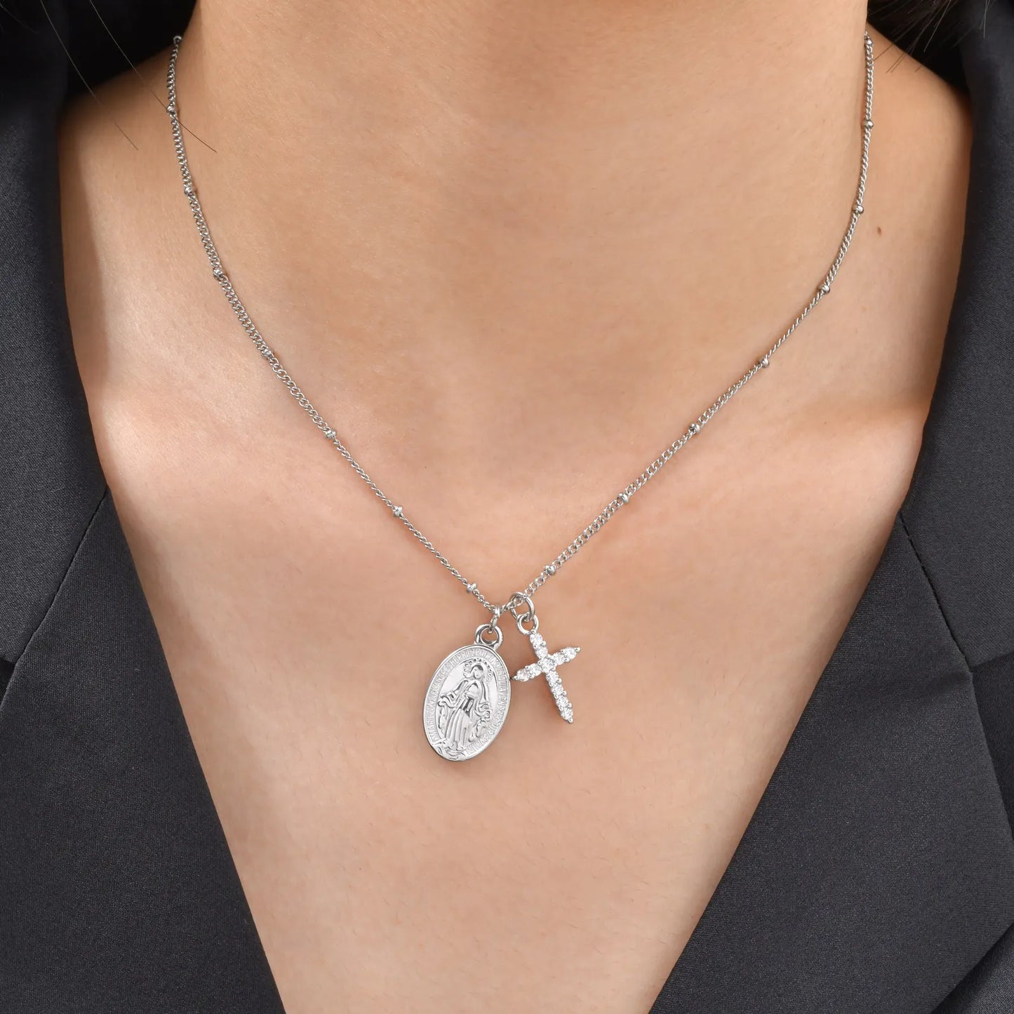 Collier Vierge Marie avec croix en zircon – bijou religieux pour femme