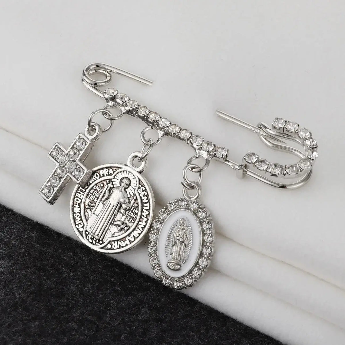 Spilla Religiosa San Benedetto e Vergine di Guadalupe – Croce Unisex